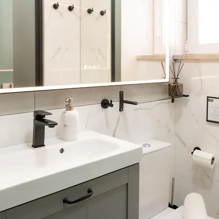 Apartamento New! Luxury 2br Retreat, 2 Baths, Ac, Citycenter Lisboa