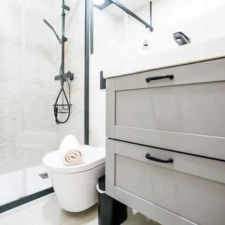 Apartamento New! Luxury 2br Retreat, 2 Baths, Ac, Citycenter Lisboa
