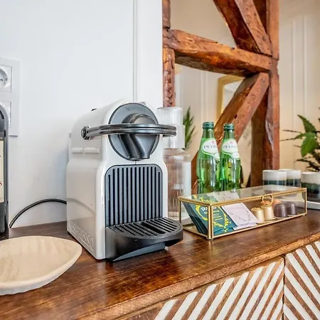 New! Luxury 2br Retreat, 2 Baths, Ac, Citycenter Apartamento Lisboa